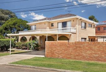 Grand Family Group Holiday House Free Parking has Balcony rooms