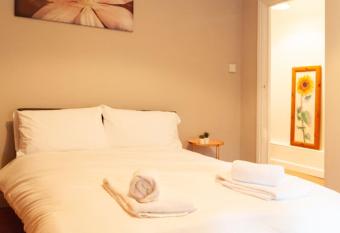 An independent place near centre &beach has Balcony rooms