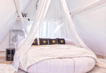 Magiczne gniazdko na samym Rynku has rooms with a private hot tub