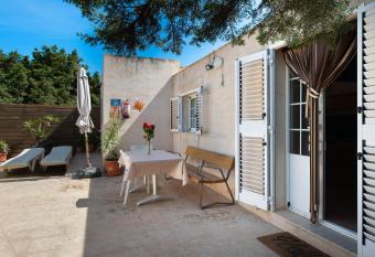 2 hermanas has Balcony rooms