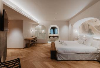 Hotel Petit Luxe has Balcony rooms