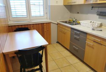 Apartment for four with free parking allows 18 year olds to book a room