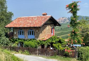 Villa Biancospino - luxury and private villa in Langhe has Balcony rooms