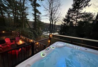 Lakeside Manor-sleeps 22-walk to restaurants allows 18 year olds to book a room