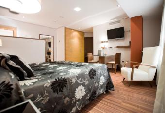 Hotel El Churra allows 18 year olds to book a room