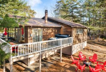 Cabin w Hot Tub, WiFi, & Grill! has Balcony rooms
