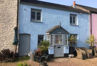 Quay Cottage: Right on the Quay: Dittisham: Dartmouth: Devon at its best allows 18 year olds to book a room