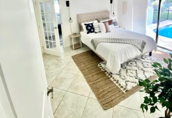 Cheerful 1 bedroom guest suite with pool and yard allows 18 year olds to book a room