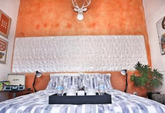 Centrico espacio aestethic con dise  o   nico allows 18 year olds to book a room