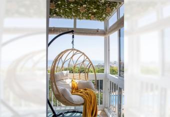 luxury sea-view apartment has Balcony rooms