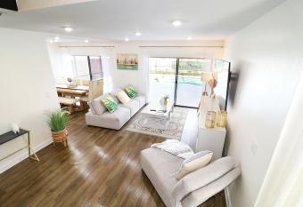 Luxury Home Pool- Ideal paradise to play & work allows 18 year olds to book a room