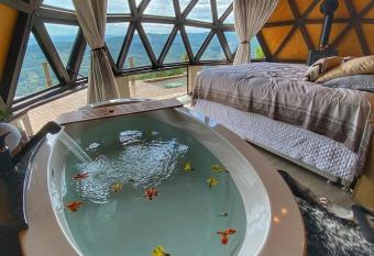 THE SPACE - Welcome to the sky - Domo Geod  sico has rooms with a private hot tub