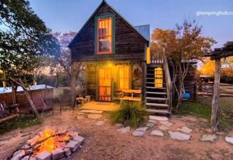 Das Jager Haus Secluded Cabin pet friendly allows 18 year olds to book a room