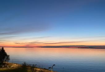 Seafront Oasis: Luxury apartment has Balcony rooms