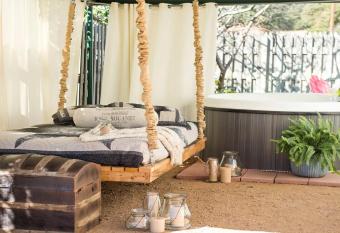 Denim & Diamonds private hot tub walk to Main St has rooms with a private hot tub