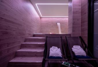 Hotel Avenida allows 18 year olds to book a room