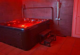 Short Stopzzz & Indoor Hot Tub has rooms with a private hot tub
