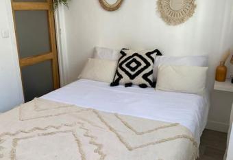 S  r  nit   et beaut      Vincennes,5mn de m  tro allows 18 year olds to book a room