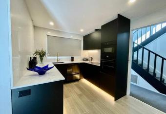 Ridgeway Escape has Balcony rooms