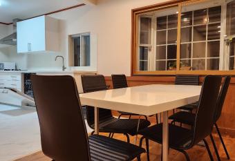 Hakuba Alpine Maison has rooms with a private hot tub