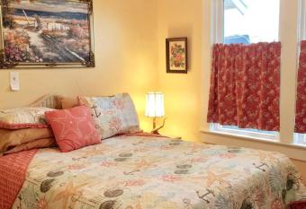 Beachside Bungalow*Walk to Bandshell, Main Street, and Ocean Center* 5 Miles to DAB and NASCAR allows 18 year olds to book a room