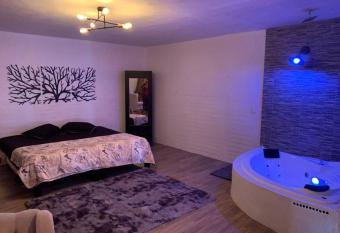 Jacuzzi Romantico allows 18 year olds to book a room