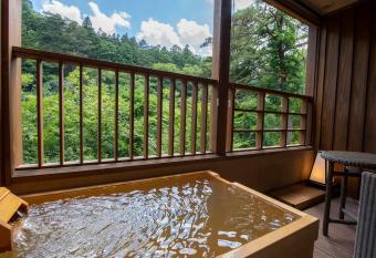 Shionoyu Onsen Rengetsu has rooms with a private hot tub