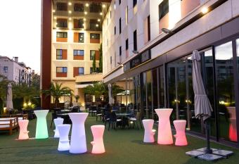 Hotel Las Artes allows 18 year olds to book a room