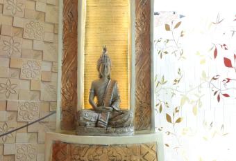 Sukhmanee Home Stay allows 18 year olds to book a room