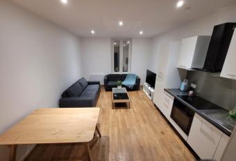 Le Champagnoles has Balcony rooms