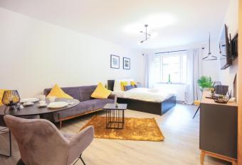 Chic Studio : Super Zentral : 1min zum HBF allows 18 year olds to book a room