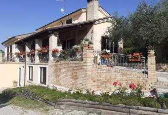 VILLETTA TRA GLI ULIVI has Balcony rooms