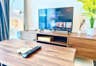 G 1-5pax Cozy Home Trefoil Setia Alam 100mps Wifi & TV SCCC allows 18 year olds to book a room