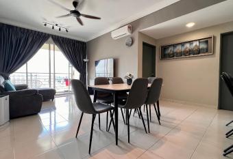 COZY Modern Spacious 8pax S PICE Penang has Balcony rooms