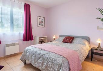 Ma Chambre d Amis allows 18 year olds to book a room