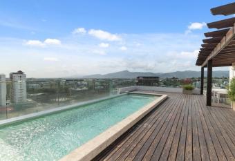 Romantic hotel like apartment w/hot tub, Roof top pool! 5 mins from cassino,mor has Balcony rooms