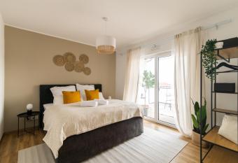 DWELLSTAY - Modernes Apartment I 55qm I 2 Zimmer I K  che I Bad I Terrasse I TV I Netflix has Balcony rooms