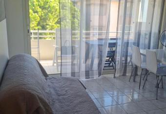 Croisette immo 1 chambre Rue Cirodde allows 18 year olds to book a room