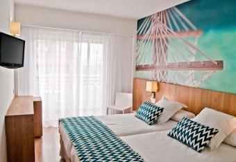 BQ Sarah -Adults Only allows 18 year olds to book a room