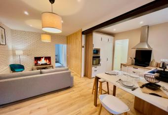 Arthys - Un ext  rieur au centre-ville has Balcony rooms