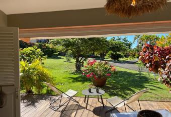 - Les pieds dans l eau    50m de la plage, c  t   mer cara  be - Domaine de l Anse CARITAN - Sainte-Anne - allows 18 year olds to book a room