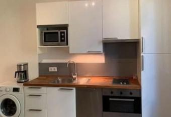 Croisette Immo 1 chambre Rue du Canada allows 18 year olds to book a room