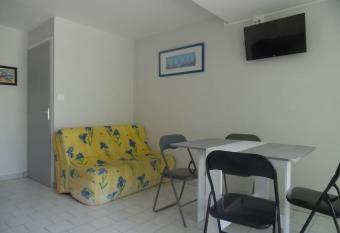 marseillan plage super appart allows 18 year olds to book a room