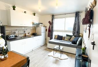 Superbe Logement    Houilles allows 18 year olds to book a room