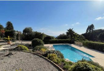 Villa avec piscine, plage    pieds has Balcony rooms