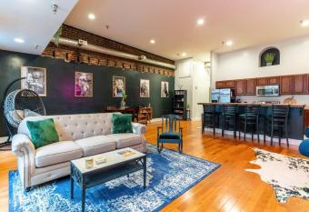 Jolene's Hideout o Noise Notice WedoSun allows 18 year olds to book a room