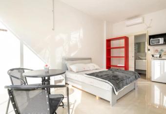 Lovely Studio w. Garden - 3 Minutes from Beach! allows 18 year olds to book a room