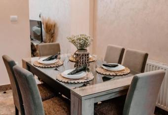 Apartman Trg Lux has rooms with a private hot tub