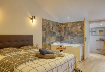 Combes has rooms with a private hot tub