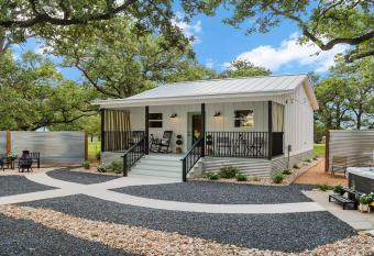 Das Woerner Haus Darling Home with Hot Tub allows 18 year olds to book a room